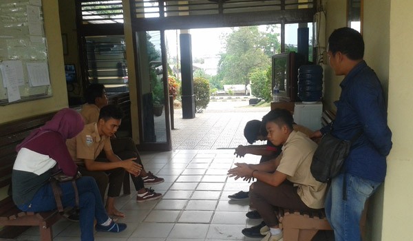 <b>FOTO:</b> 3 Siswa SMKN 3 Kota Jambi Polsek Kotabaru